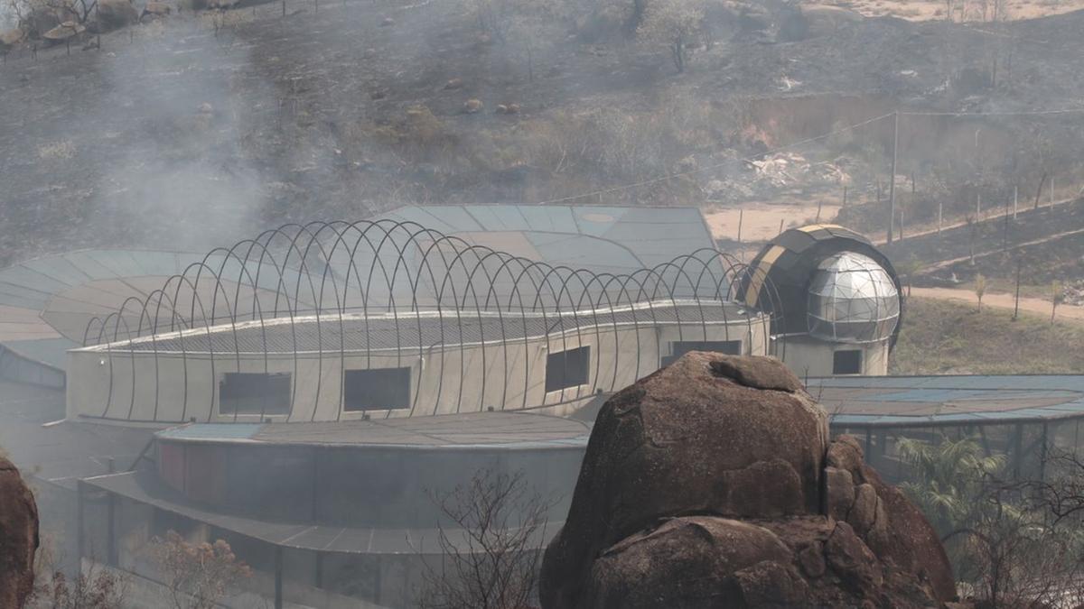 O incêndio atingiu um anfiteatro a céu aberto do Museu Aberto de Astronomia (MAAS), uma instituição privada ao lado do Observatório Municipal de Campinas Jean Nicolini; não houve registro de feridos (Denny Cesare)