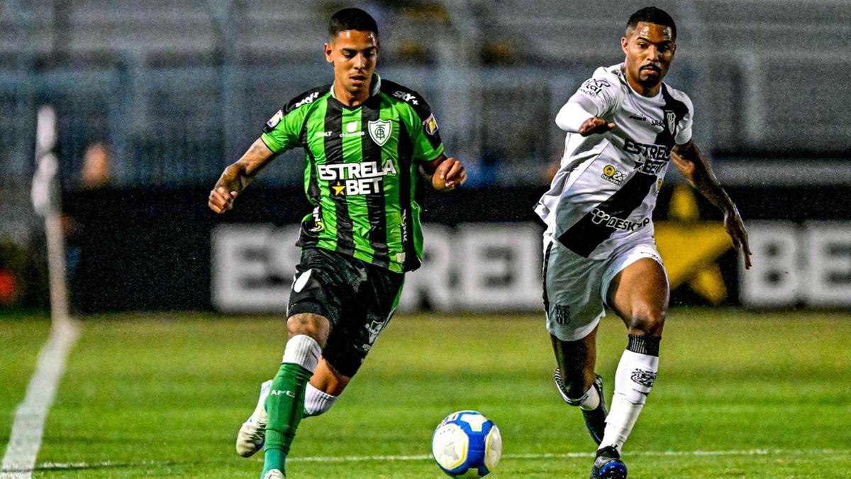 Gabriel Novaes tenta avançar contra a defesa do América Mineiro (Júlio César Costa/PontePress)