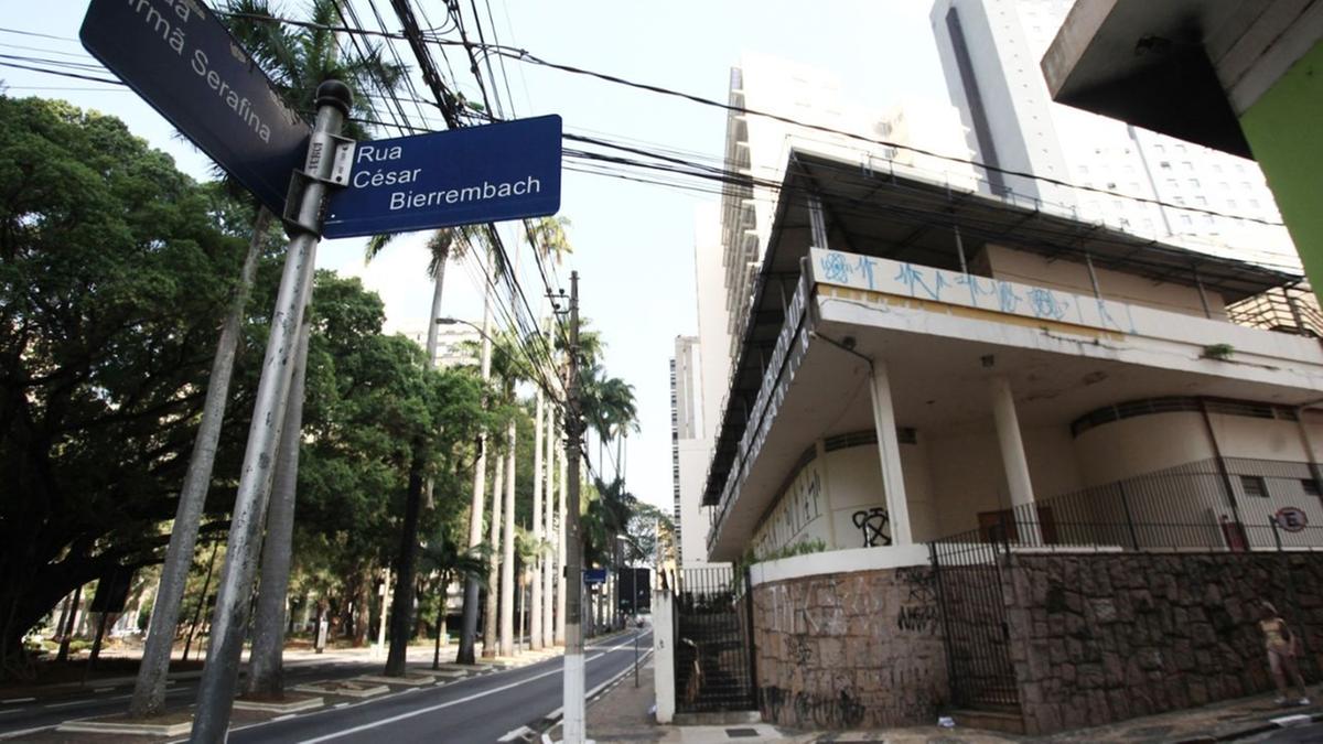 Localizada no cruzamento entre as ruas Irmã Serafina e César Bierrembach, sede social parou de ser utilizada pelo clube por causa da dificuldade de estacionar na região do Centro e pelo barulho das atividades, que incomodavam os moradores do entorno: “Por essas razões passamos a fazer todas as atividades em Sousas”, contou o presidente Claudinei Cremonesi (Kamá Ribeiro)