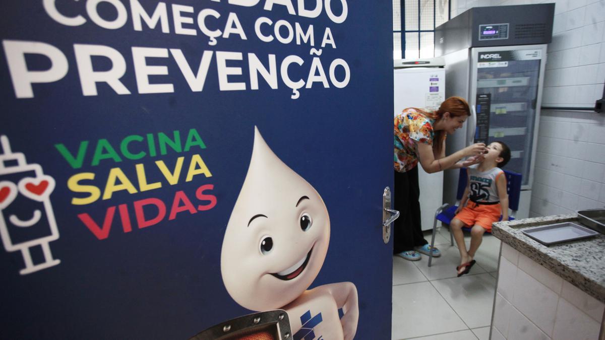 Ministério da Saúde não aposentará o querido Zé Gotinha, personagem criado pelo artista plástico Darlan Rosa; ao fundo, o garoto Leonardo Dias toma a dose oral que protege contra a poliomielite no CS Aurélia (Kamá Ribeiro)