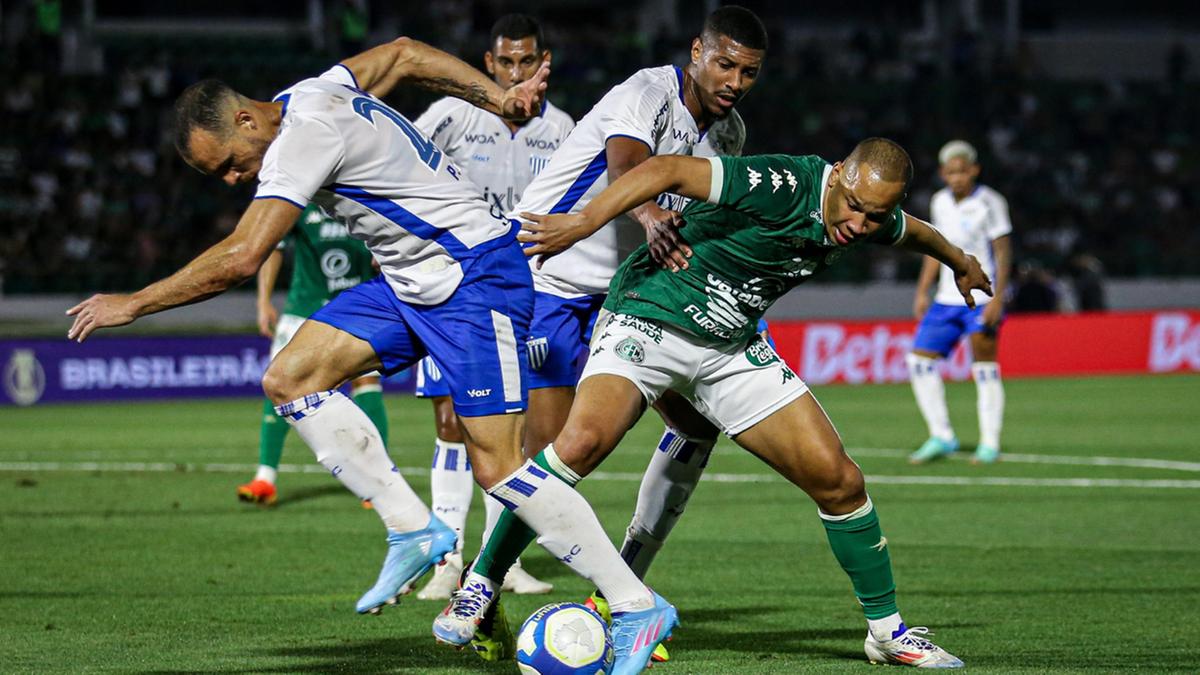 O artilheiro bugrino Caio Dantas sofreu marcação pesada do time do Avaí (Rafael Silvestre\Guarani FC)