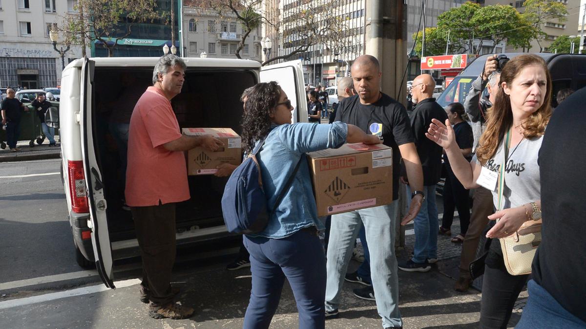 O transporte das urnas eletrônicas para os 267 locais de votação teve início às 7h de ontem, em sistema de mutirão e sob forte esquema de segurança; Campinas conta com 2.524 seções eleitorais e 884.735 eleitores aptos a escolher prefeito e vereadores (Alessandro Torres)
