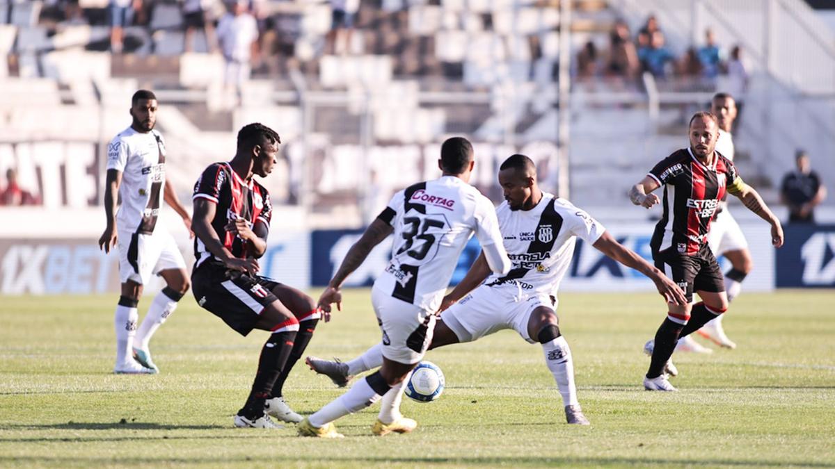 O volante Emerson Santos na marcação, observado por Gabriel Novaes (Karen Fontes/Especial PontePress)