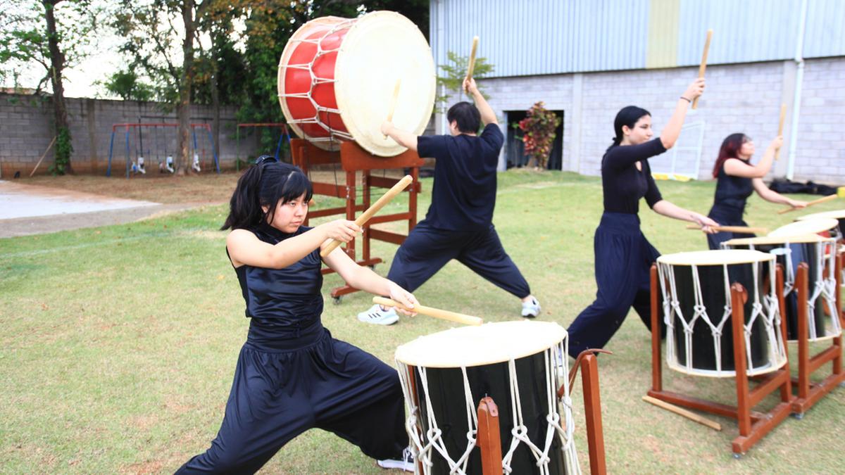 jovens durante apresentação de taikô (tambor); à direita, a dança do “Shishimai”, também conhecida como “Dança do Leão”, realizada para afastar espíritos malignos e trazer boa sorte (Kamá Ribeiro)