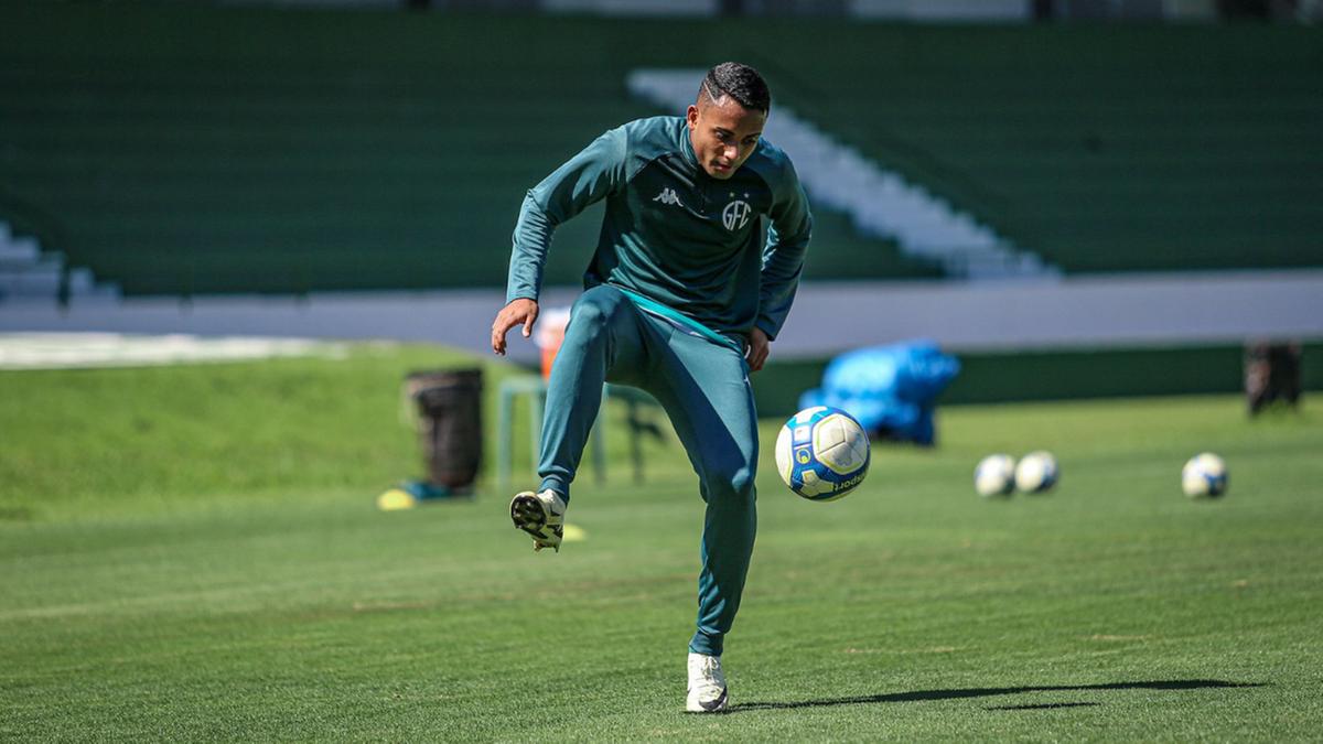 Lesão no joelho tira Airton da temporada: atacante voltou ao Atlético-GO (Raphael Silvestre\Guarani FC)