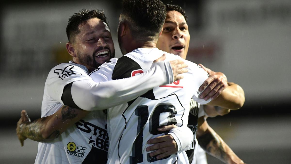 Em assistência de Elvis, Gabriel Novaes marcou o primeiro gol da Ponte (Marcos Ribolli)
