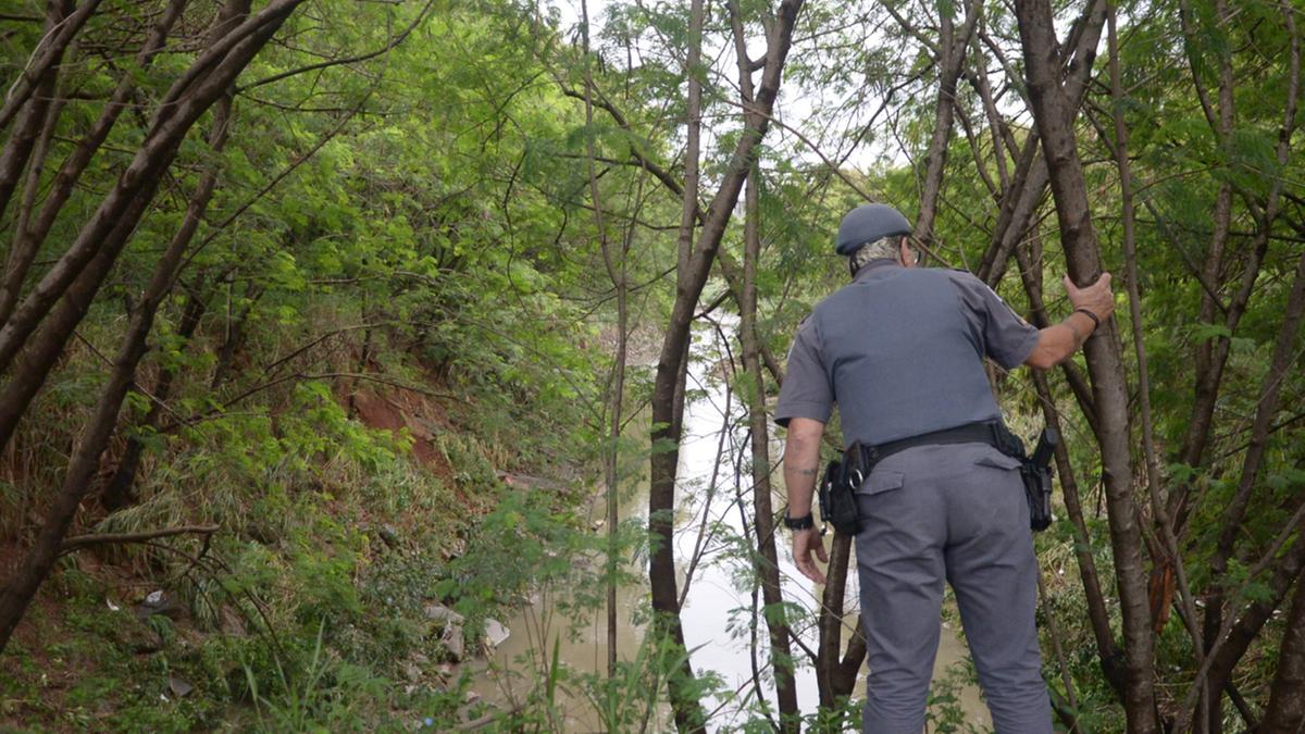 Força-tarefa continua realizando buscas às margens do Córrego Piçarrão para tentar encontrar a jovem Sara Gabrielly, arrastada pela enxurrada na noite de quinta-feira; a gerente de loja foi levada pela água na Rua Sylvio Moro, que se transformou em um rio com a força da correnteza, ao sair do carro que dirigia (Alessandro Torres)