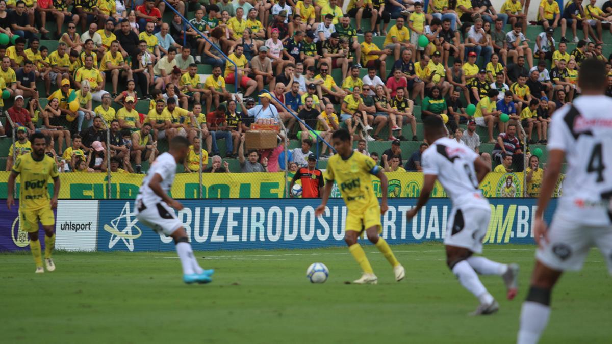 O lateral-direito Igor Inocêncio cerca adversário em lance de ontem (Marcos Freitas - Agência Mirassol)