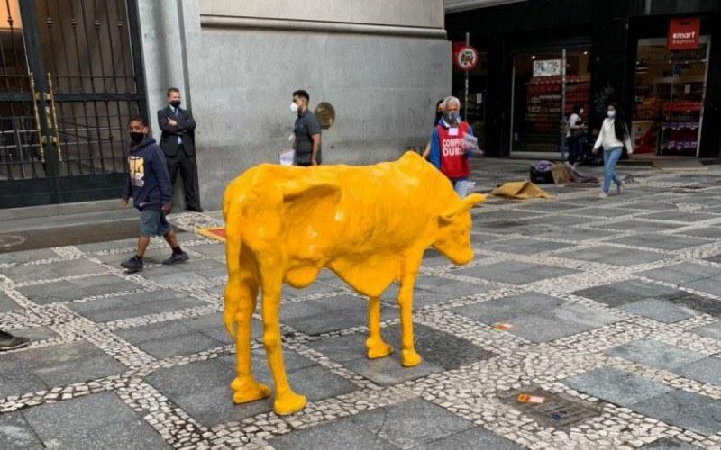 As peças que retratam o animal esquelético são colocadas em frente a prédios públicos, para trazer atenção à pobreza e à fome (Reprodução/ Instagram)