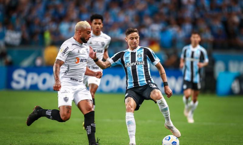 RS - FUTEBOL/CAMPEONATO BRASILEIRO 2021 /GREMIO X ATLETICO-MG - ESPORTES - Lance da partida entre Gremio e Atletico-MG disputada na noite desta quinta-feira, na Arena do Gremio, em partida valida pela Campeonato Brasileiro 2021. FOTO: LUCAS UEBEL/GREMIO FBPA (Lucas Uebel)