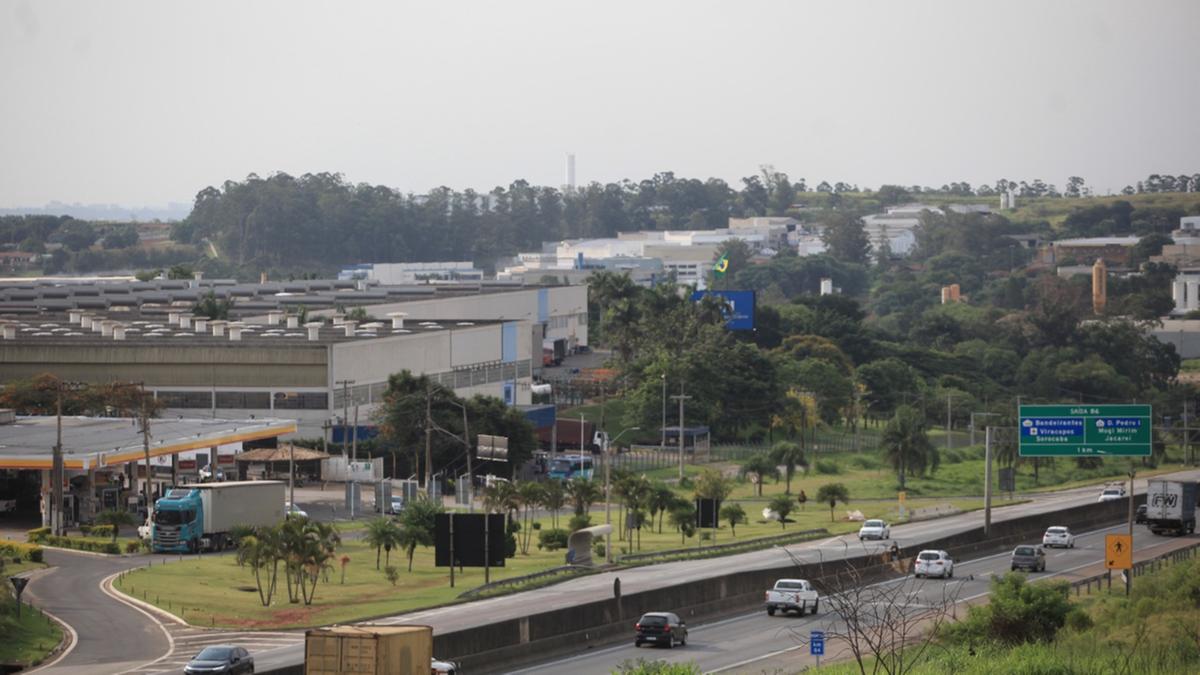 ões; de acordo com o economista Rodolfo Moraes Batistella, os sinais indicam que a alta continuará no segundo semestre mesmo com o crescimento da taxa de juros no mês passado, algo que “prejudica os investimentos e o crédito para o consumidor” (Kamá Ribeiro)