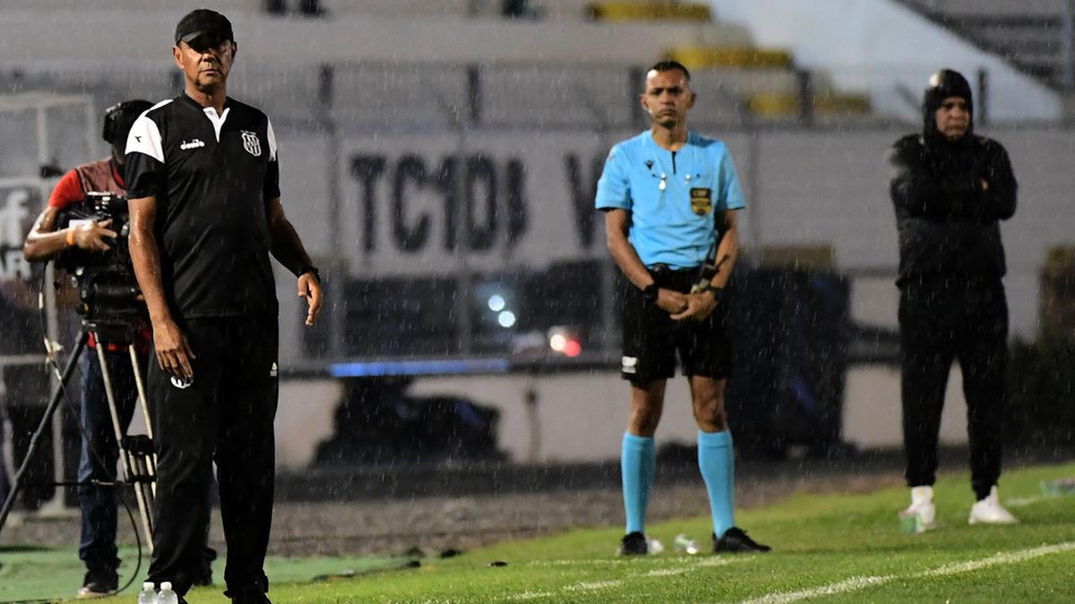 Nenê Santana tem a missão de tirar a equipe do sufoco (Rogério Capela)