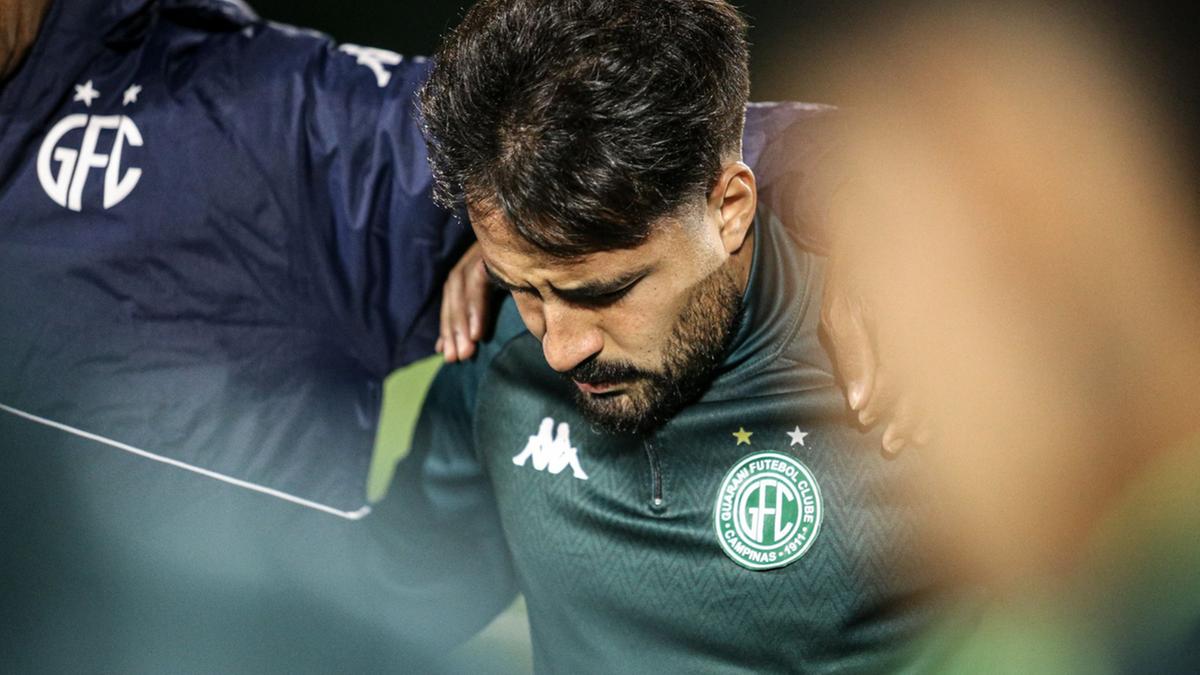 Heitor em momento de reflexão antes de partida no Brinco (Raphael Silvestre\Guarani FC)