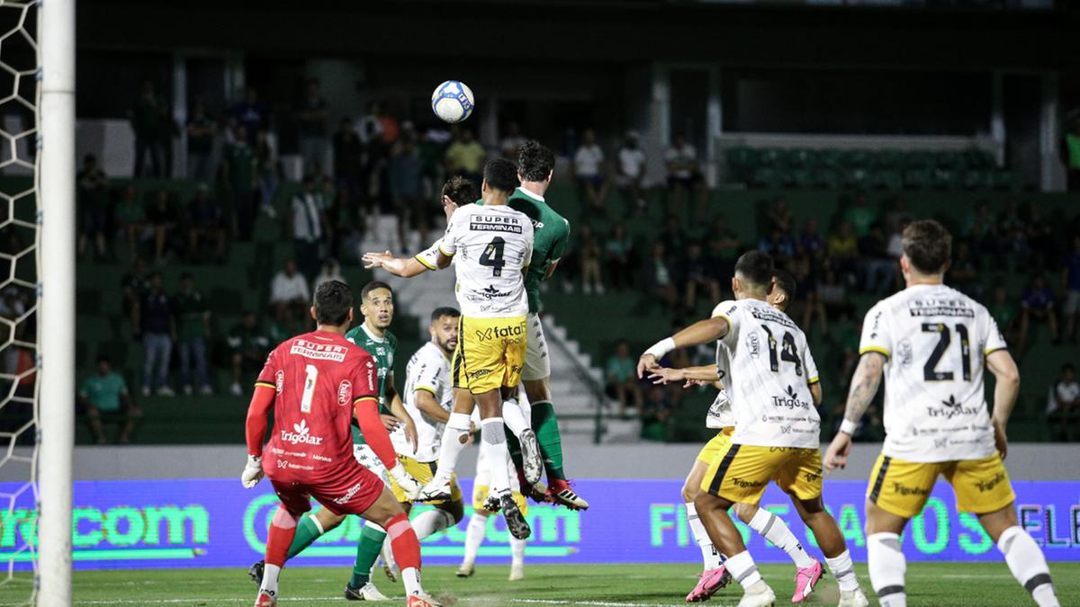 O goleiro Volpi fez belas defesas na partida entre Guarani e Amazonas, que mandou o time bugrino para a Série C (Raphael Silvestre\Guarani FC)