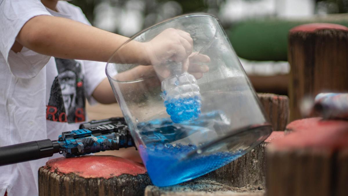 Mesmo sendo um brinquedo, essas armas podem causar ferimentos e até cegar, caso a bala de gel atinja os olhos de uma pessoa; produto é destinado para maiores de 14 anos, ou seja, não é recomendado para crianças (Divulgação)