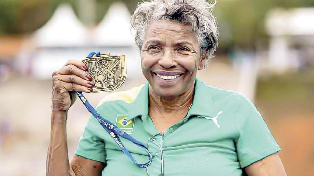 Conceição Geremias, de 68 anos, mostra a medalha feita em sua homenagem (Gustavo Alves/CBAT)