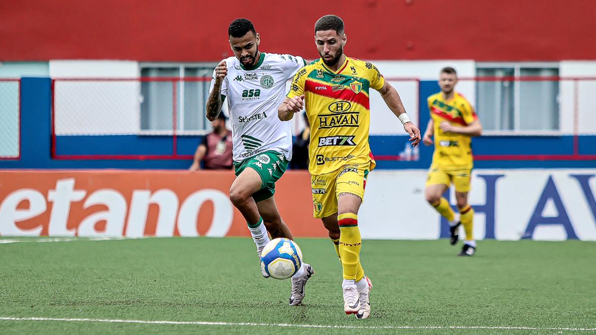 Guarani repetiu as deficiências apresentadas no campeonato: teve o domínio, criou situações, mas pecou nas finalizações; equipe está na última posição há 30 rodadas e não tem mais chance de sair dela (Lucas Gabriel Cardoso/Brusque FC)