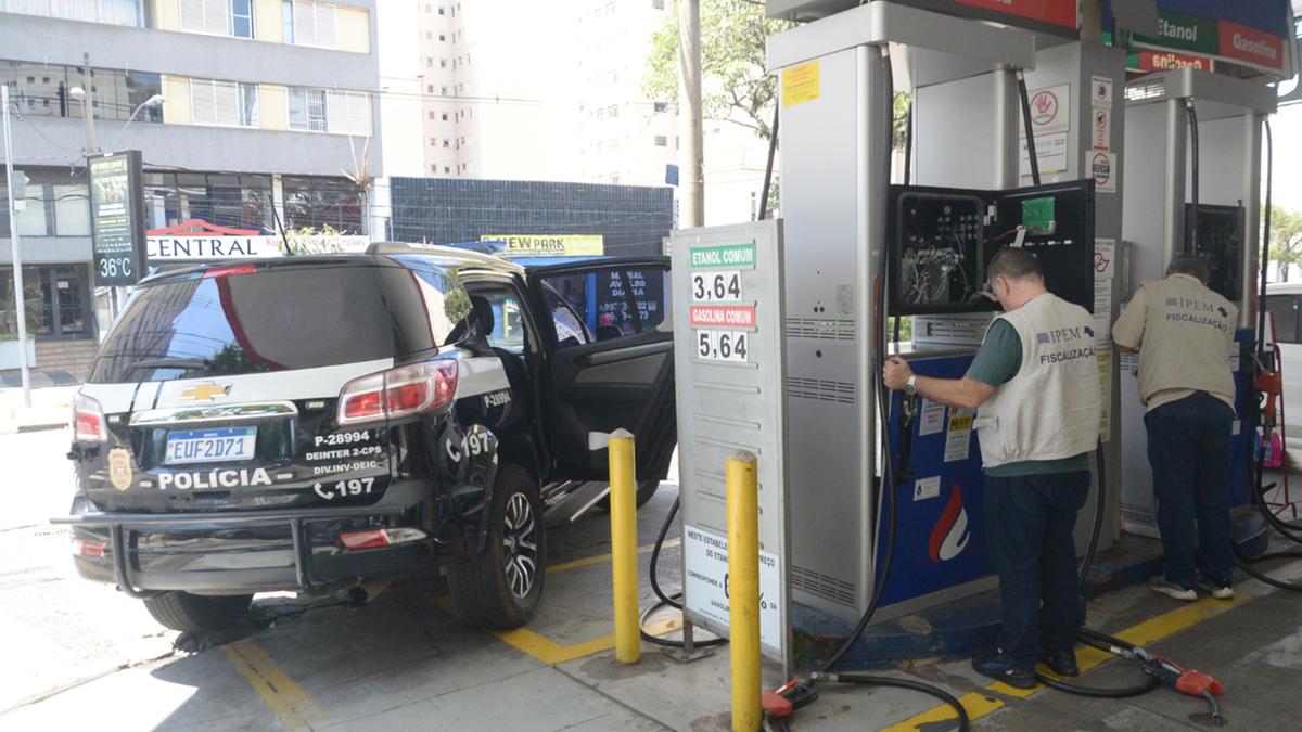 A cada 20 litros, apenas 18,4 litros de fato eram colocados no tanque, uma subtração de 1,6 litro o que levou à prisão em flagrante da gerente do estabelecimento; a Agência Nacional de Petróleo já multou 19 postos de combustíveis na região e interditou três estabelecimentos até novembro (Alessandro Torres)