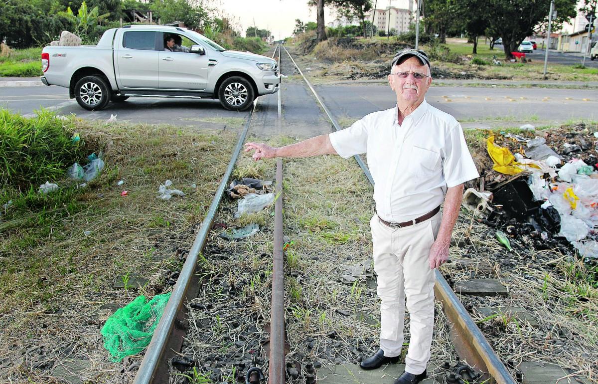 O aposentado Benedito Bergo mostra linha de trem que separa os municípios de Campinas e Hortolândia (Ricardo Lima/ Correio Popular)