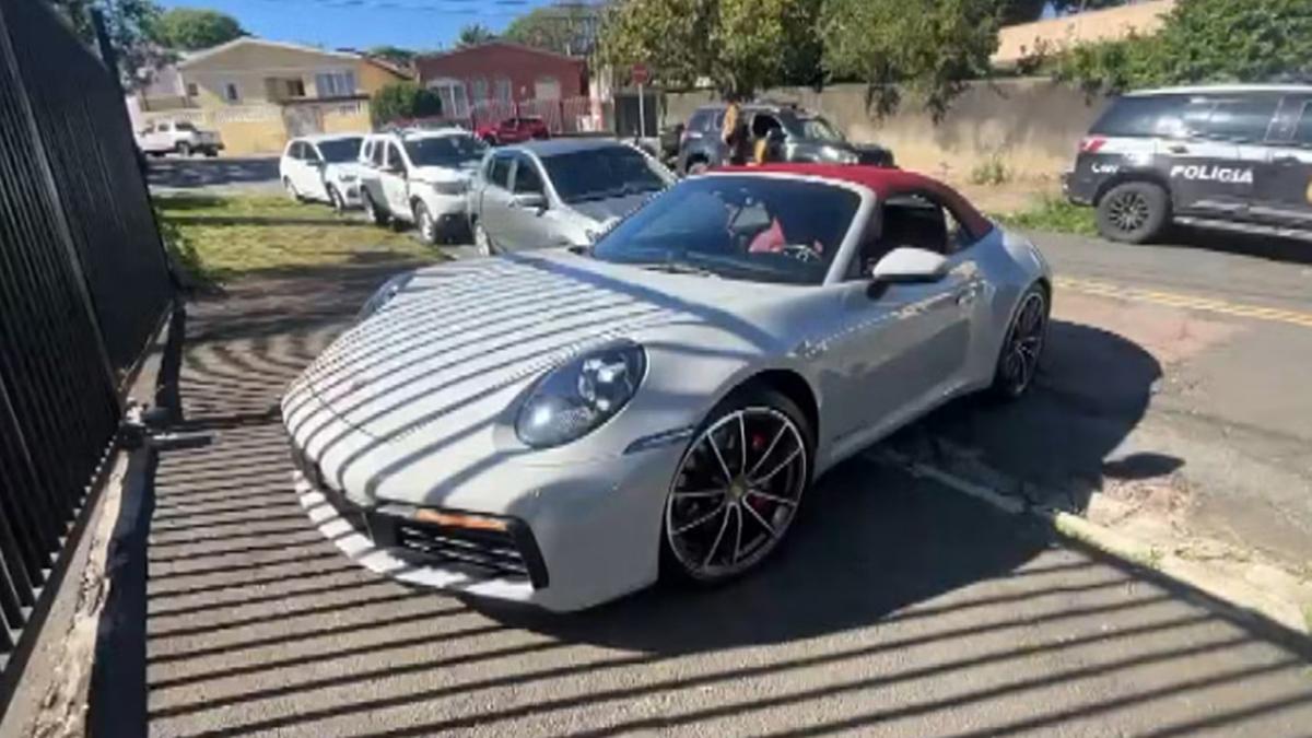 A operação culminou com a execução de dois mandados de busca e apreensão, nos quais foram apreendidos um luxuoso Porsche Carrera 911 (Divulgação Policia Civil)