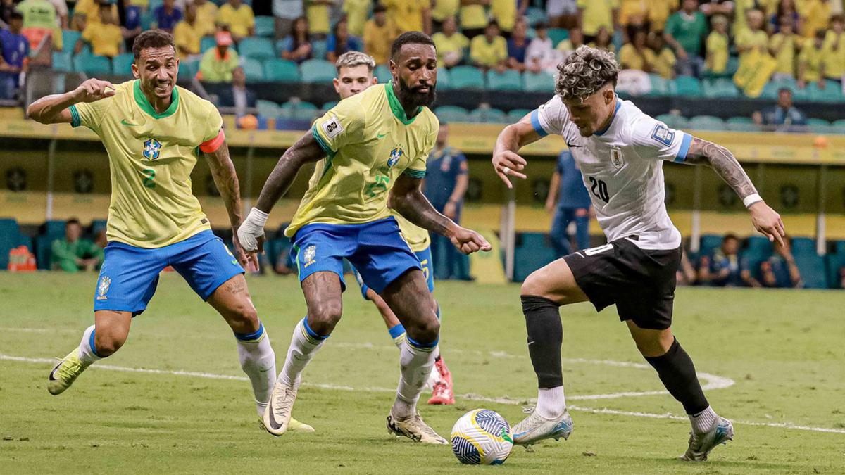 Gerson cerca jogador do Uruguai: brasileiro fez um belo gol (Marcio Roberto/Estadão Conteúdo)