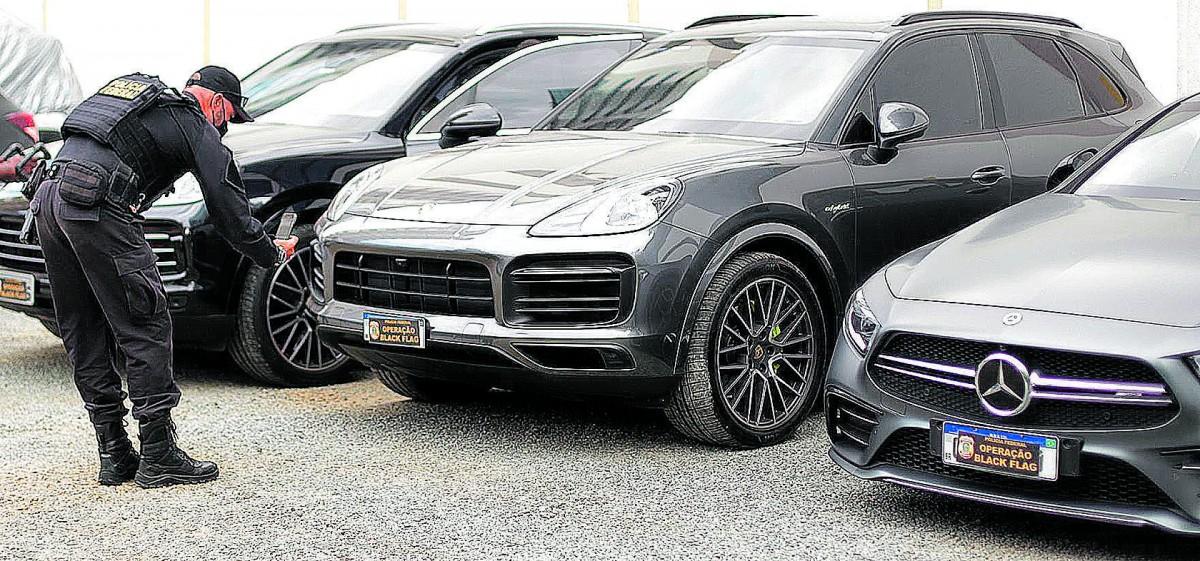 Veículos de luxo apreendidos pela operação deflagrada pela Polícia Federal: crimes contra o sistema financeiro e de lavagem de dinheiro somaram R$ 2,5 bilhões (Kamá Ribeiro/ Correio Popular)