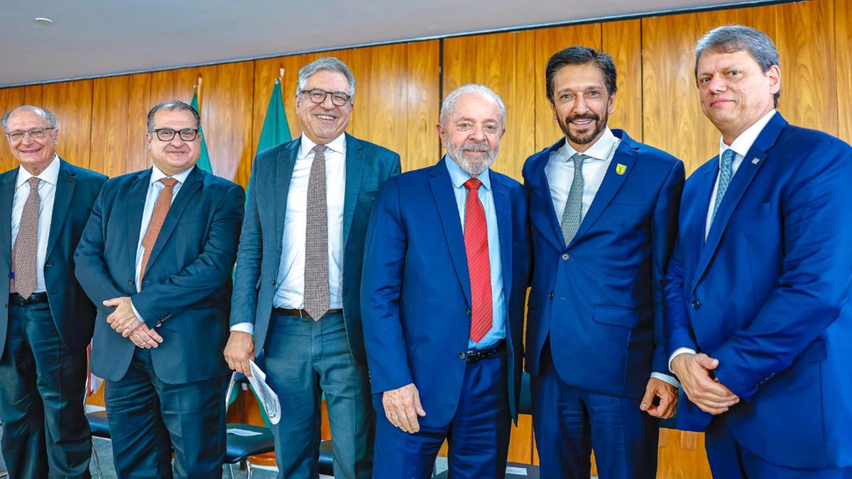 Assinatura do contrato de financiamento do Trem Intercidades e de outros três projetos de mobilidade urbana de São Paulo correu ontem em Brasília; sistema de transporte deverá beneficiar 11 municípios e 15 milhões de pessoas (Ricardo Stuckert/PR)