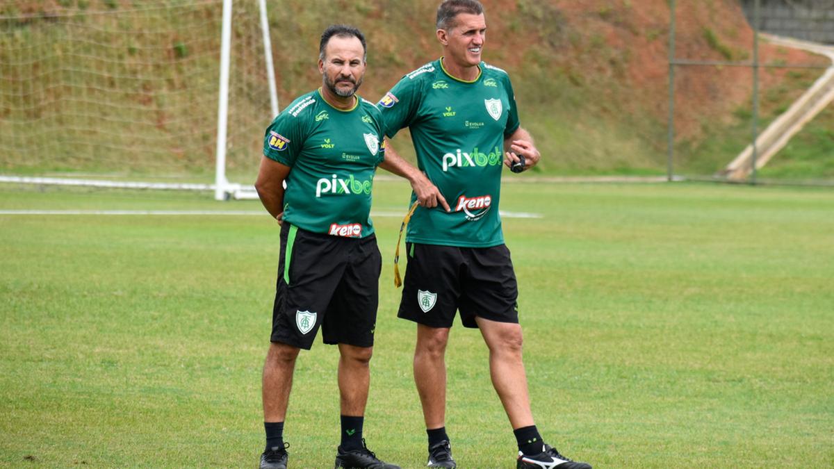Ao lado de Mancini (dir.), Cupertino fez bom trabalho no América (MG) (ESTEVÃO GERMANO-AMÉRICA)