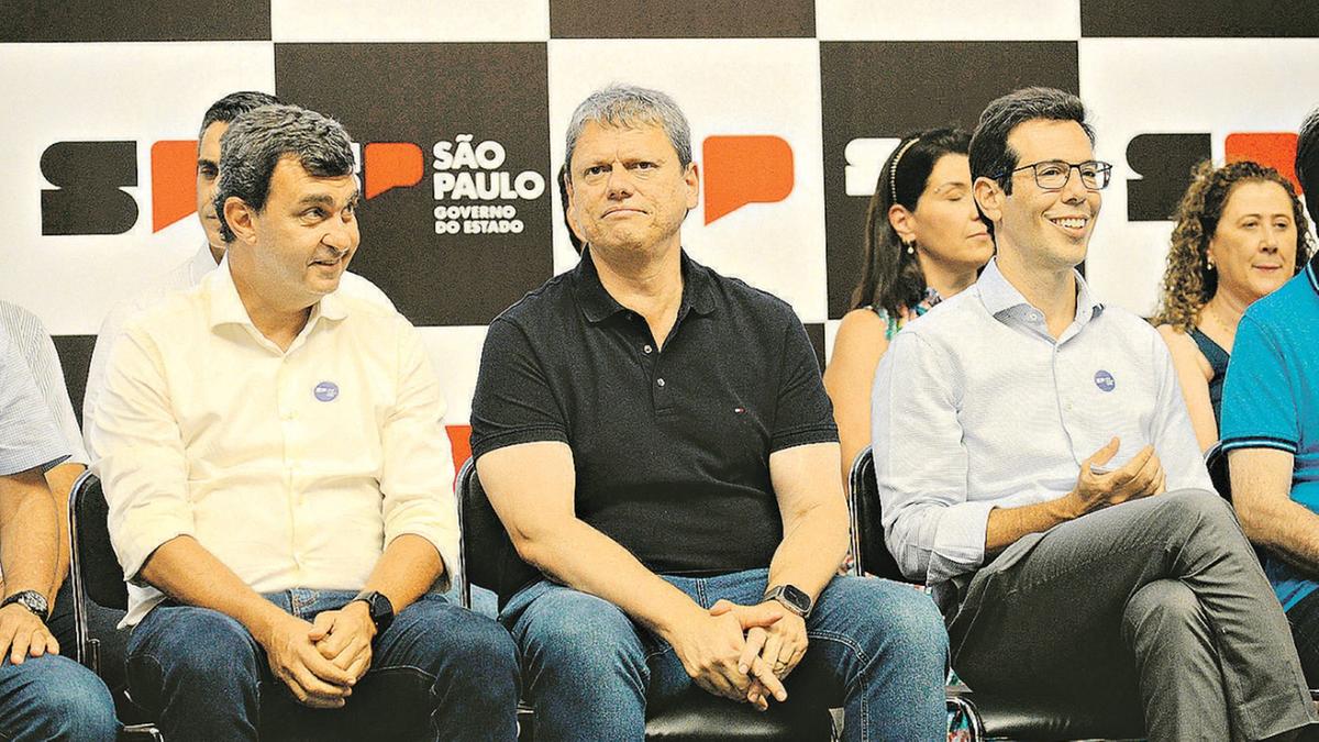O governador Tarcísio de Freitas (Republicanos), acompanhado por Renato Feder, secretário estadual de Educação (à direita), participa da solenidade de inauguração de uma nova unidade escolar em Indaiatuba (Alessandro Torres)