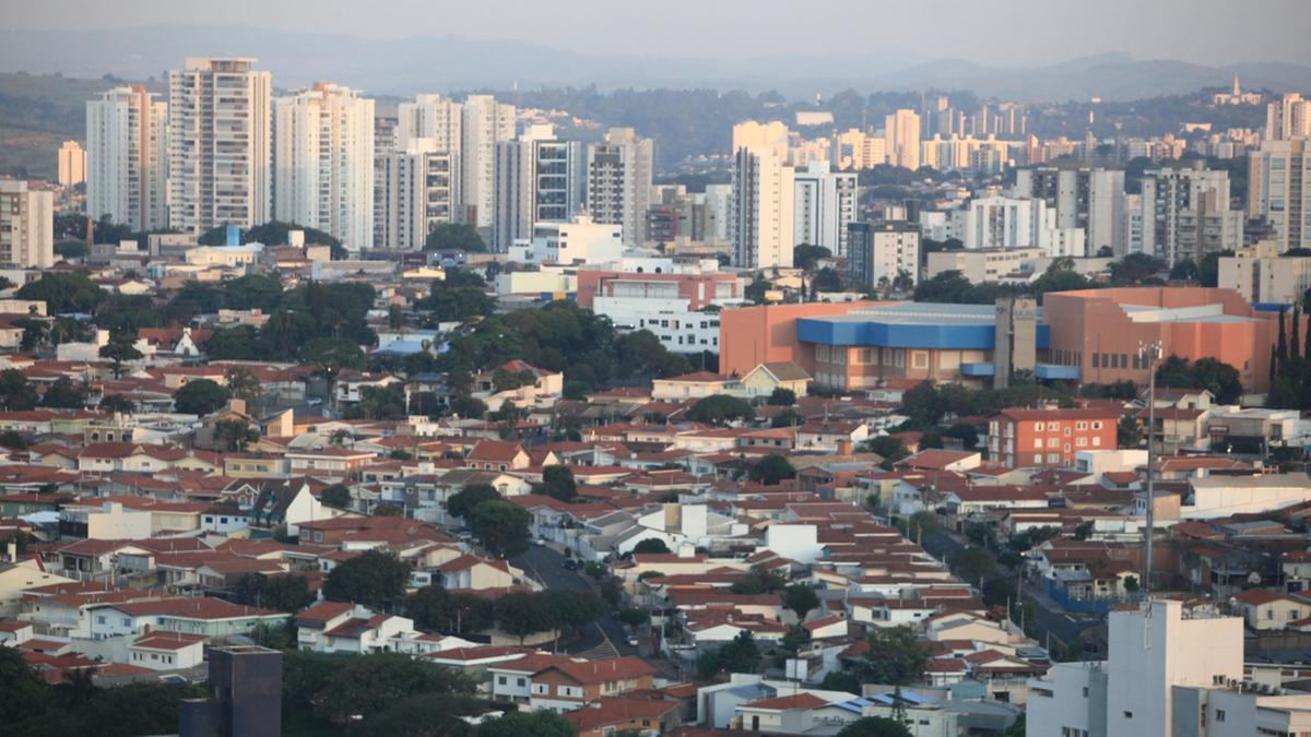 Serão emitidos 515 mil carnês do Imposto Predial e Territorial Urbano em 2025, 469 mil residenciais e 46 mil não residenciais; desconto para pagamento à vista (cota única) é de 5%, mas IPTU também poderá ser pago em 11 parcelas fixas mensais (Kamá Ribeiro)