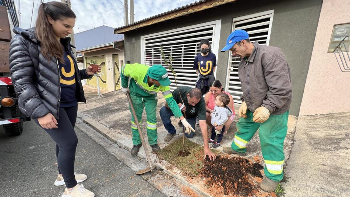 Guilherme Magnusson, secretário de Serviços Urbanos e Meio Ambiente, destacou que os moradores conseguem observar os benefícios gerados pelas árvores: “Vamos precisar expandir e avançar em mais bairros para proporcionar mais arborização em outras áreas da cidade”, revelou (Eliandro Figueira RIC/PMI)