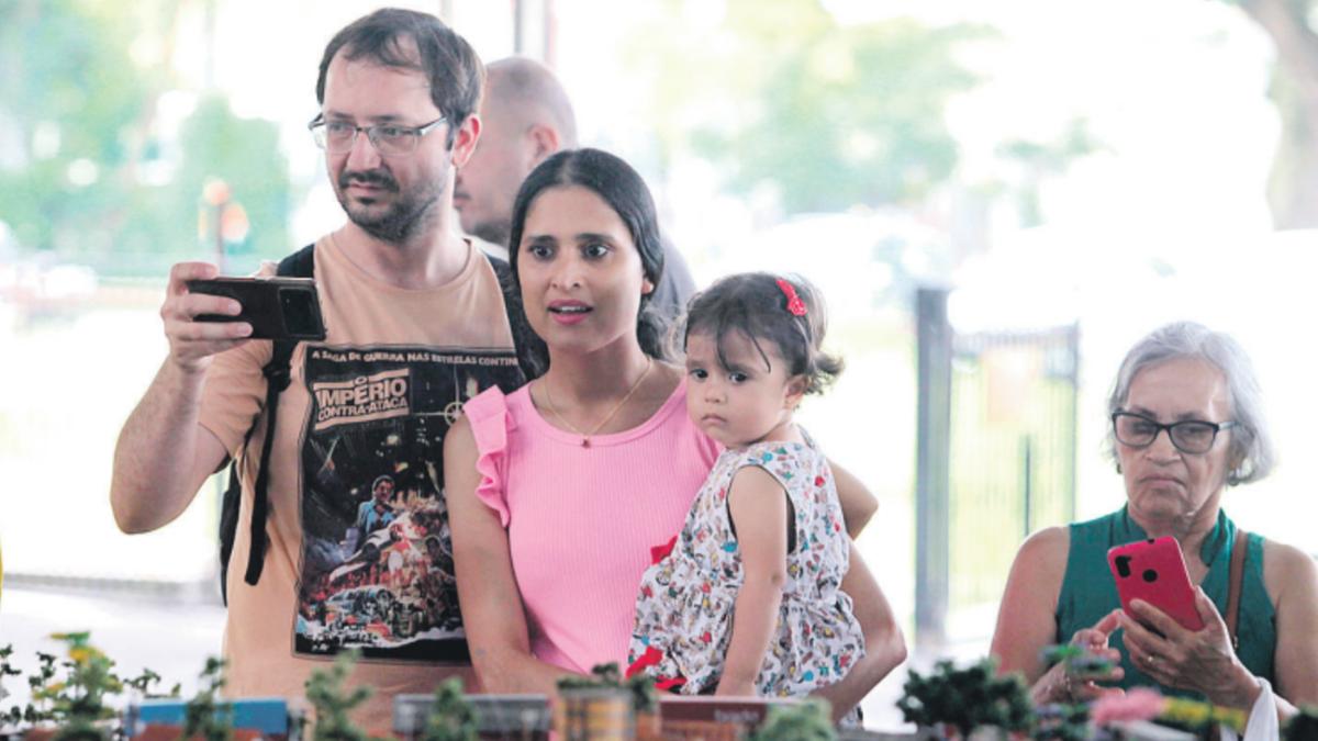 Guilherme e Bruna Chinini são frequentadores assíduos de eventos que acontecem na Estação Cultura; eles souberam do Encontro de Ferromodelismo, ficaram curiosos e não se arrependeram de aproveitar o sábado para passear com a filha e conhecer algo novo (Rodrigo Zanotto)
