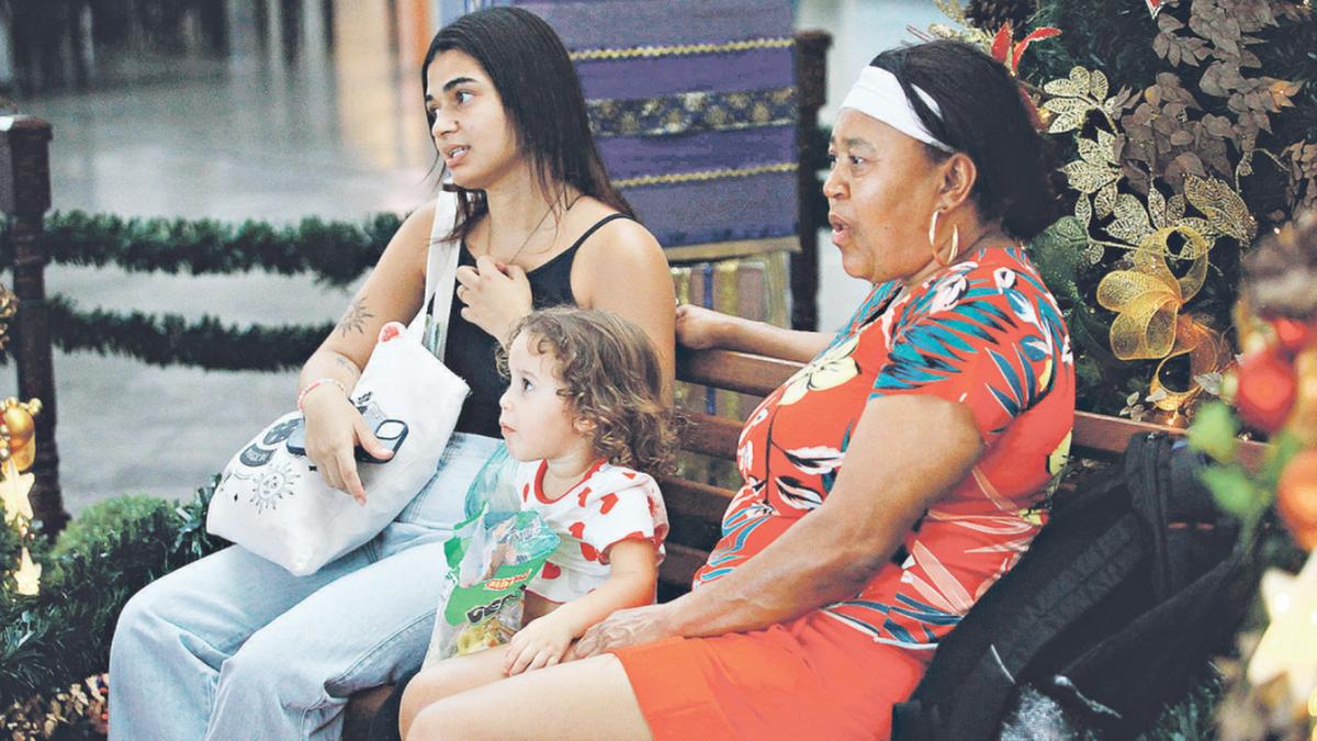 A estudante Melyssa Maila da Silva, de 20 anos, viajou de ônibus com a filha de dois anos para o Espírito Santo; mesmo sendo mãe da menina, ela precisou da autorização do ex-companheiro, pai de Madeleine, para poder embarcar no veículo (Kamá Ribeiro)