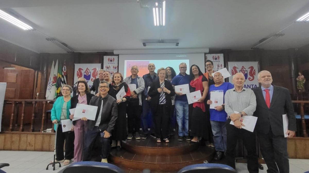 Na premiação do Concurso Contemporâneo de Literatura, Heitor Moreno (primeiro à direita na foto) conquistou o 2˚ lugar em poesia (Divulgação)