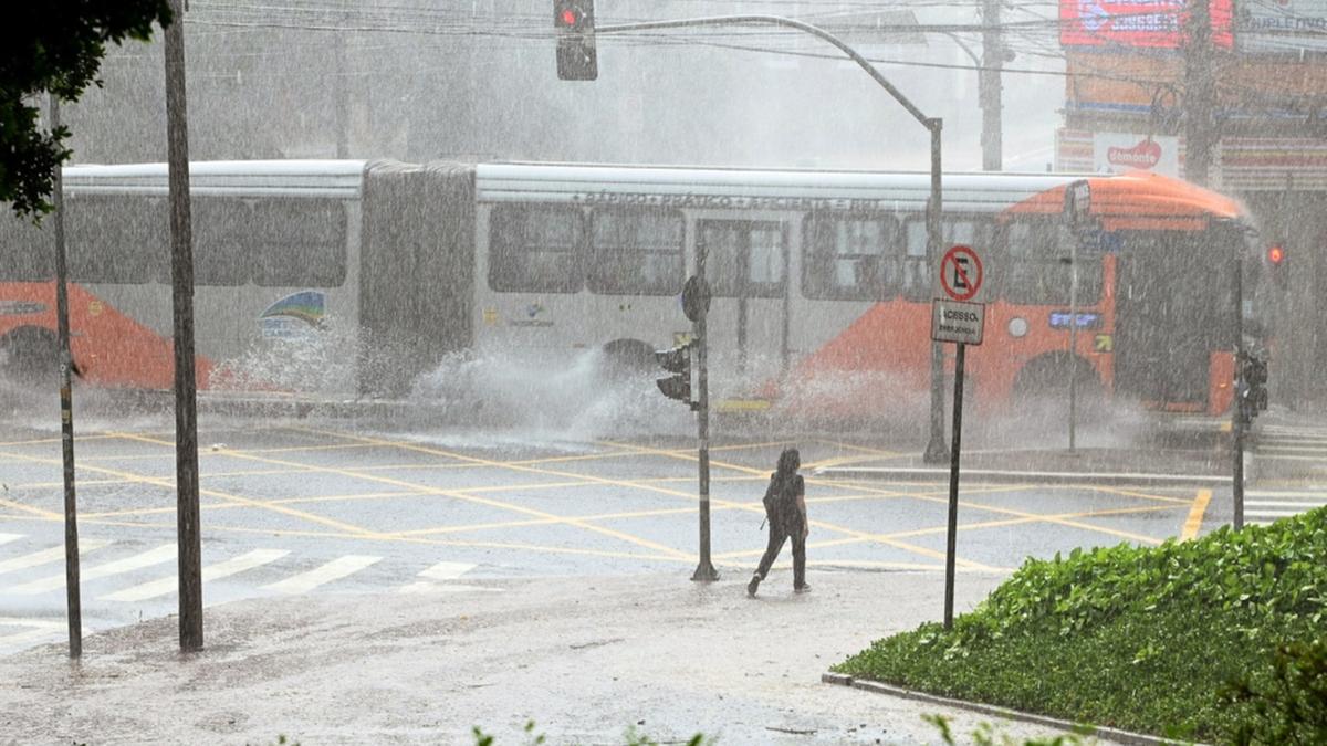 Chuva chegou a 18,3 milímetros, com ventos de 39,3 km/h (Carlos Bassan)