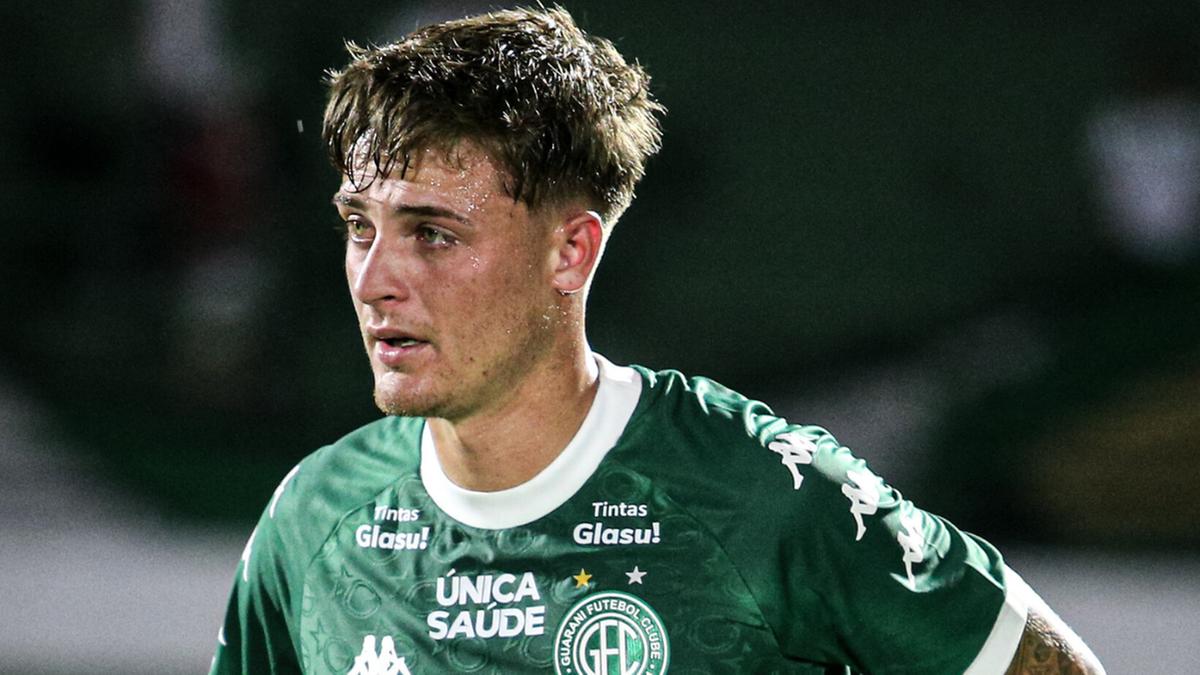 Titi ficou muito emocionado ao final da partida de quarta-feira (Raphael Silvestre\Guarani FC)