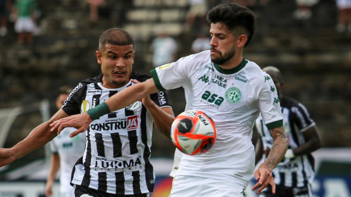 Matheus Régis protege a bola em lance da partida de ontem (Raphael Silvestre/GuaraniFC)