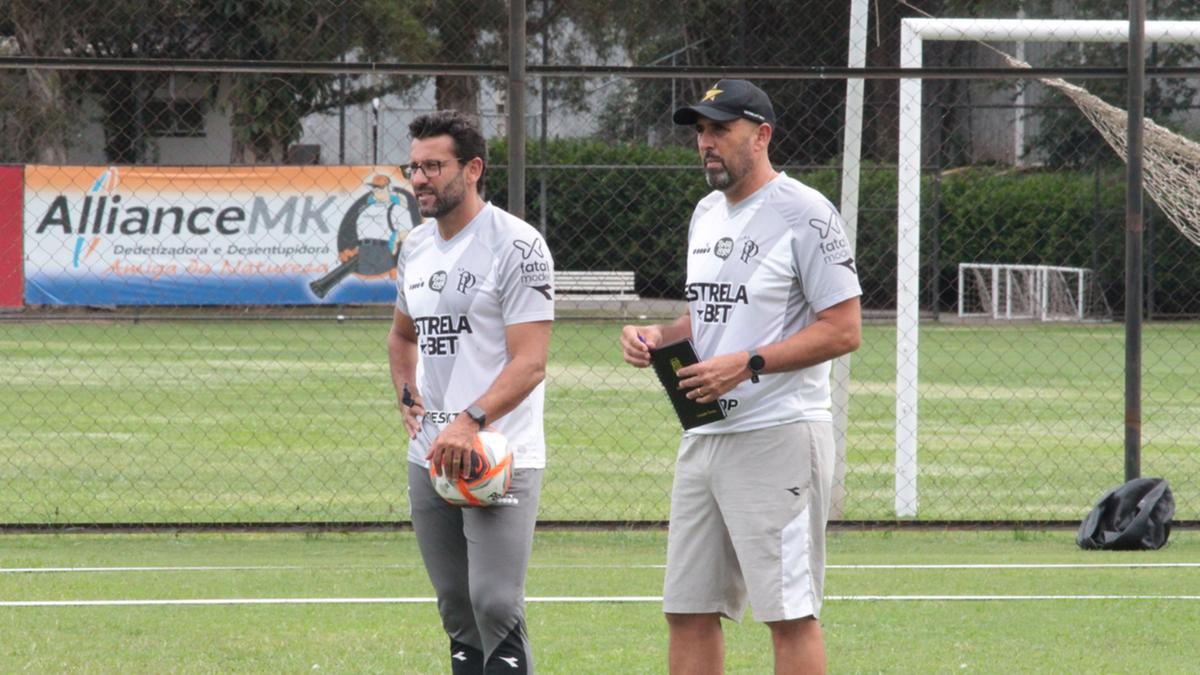 Alberto Valentim e Douglas Leite durante treino no CT do Jardim Eulina (Artur Henrique-Pontepress)