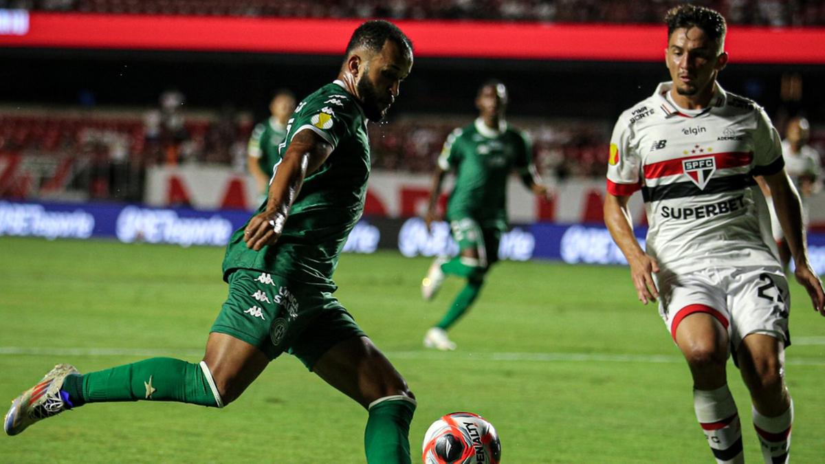 O meia Giva tenta cruzar a bola em lance da partida de ontem (Raphael Silvestre\Guarani FC)