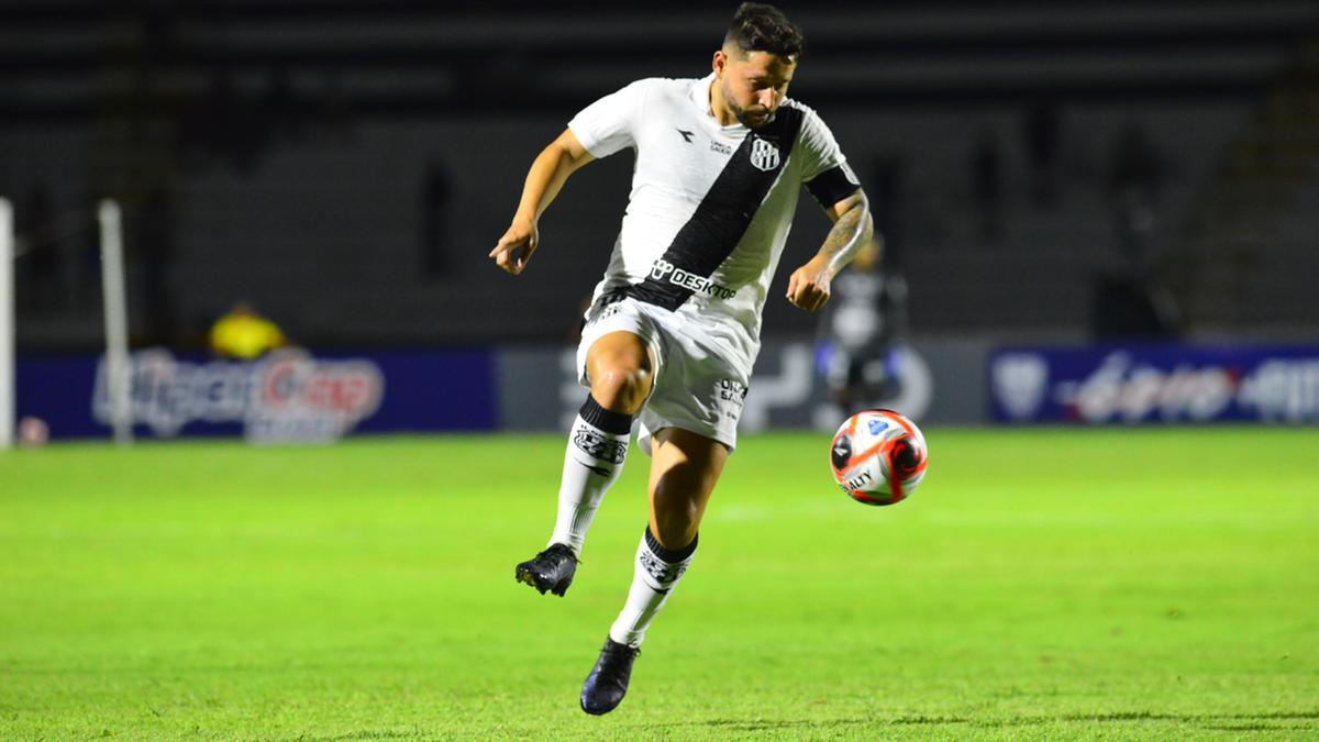 Elvis completou a 100ª partida com a camisa da Ponte Preta (Júlio César Costa-Especial para Pontepress)