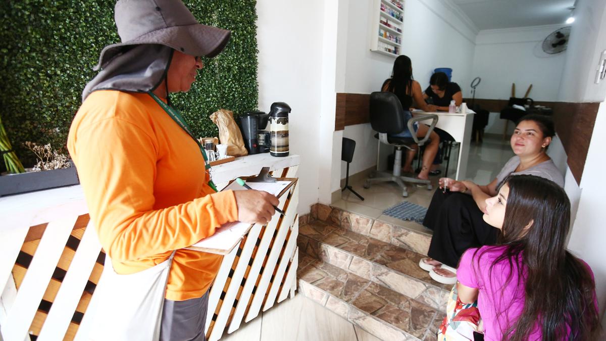 Agentes orientaram a população para o risco da manutenção de locais que possam servir como criadouros do mosquito Aedes aegypt (Kamá Ribeiro)