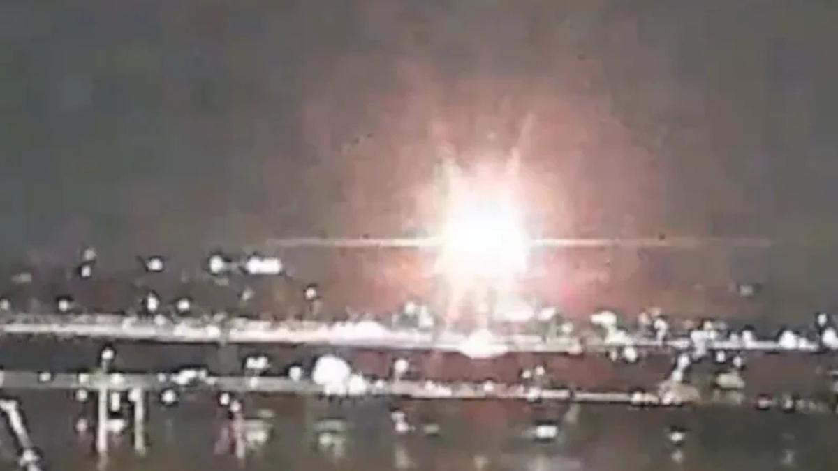 Câmeras de monitoramento flagraram explosão antes da queda (Kennedy Center / Divulgação CP)