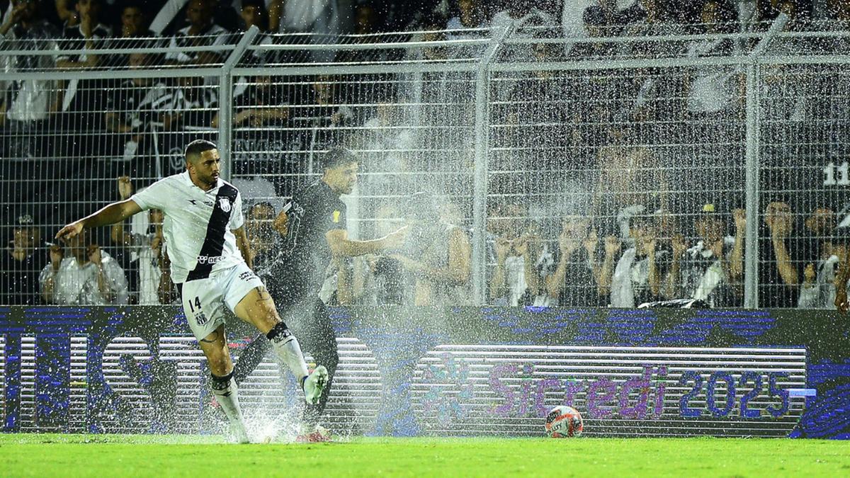 O campo encharcado prejudicou a partida na noite de ontem (Marcos Ribolli)