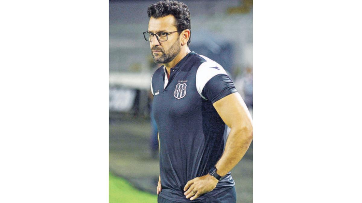 Técnico Alberto Valentim tem dúvidas para definir a equipe (Marcos Ribolli)