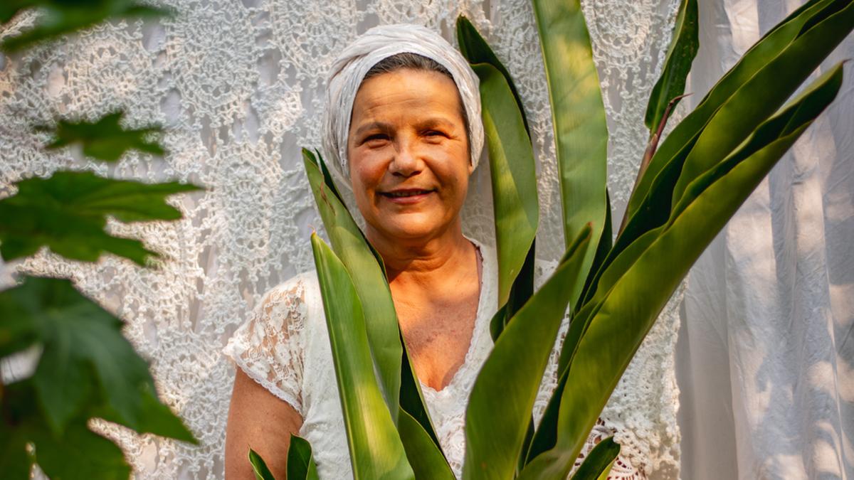 Na mostra, vasos com ervas, temperos e outras plantas são harmonizados com fotografias de 13 mulheres (Fabiana Ribeiro/divulgação)