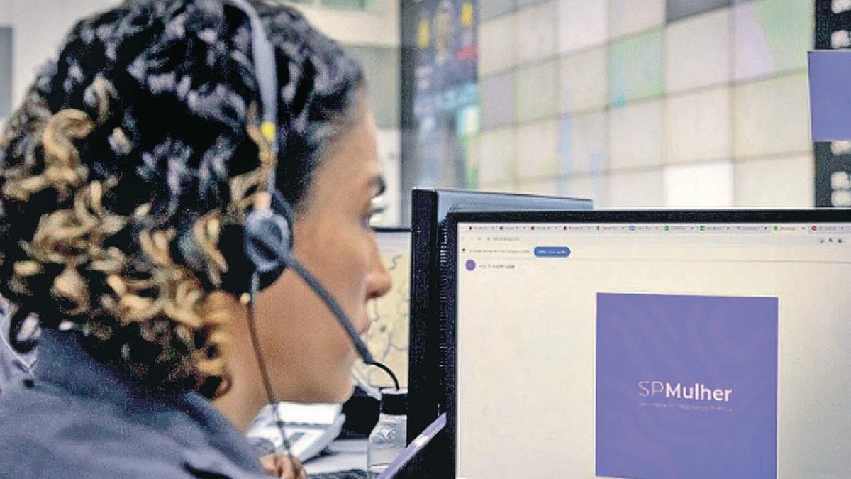 Atendimento especializado é efetuado por policiais femininas capacitadas (Divulgação Governo do Estado SP)