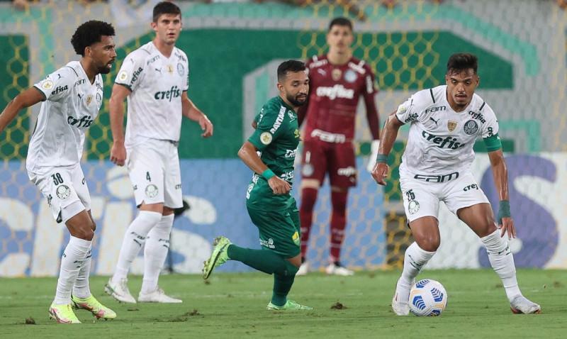 O jogador Gabriel Menino, da SE Palmeiras, disputa bola com o jogador Clayson, do Cuiabá EC, durante partida válida pela trigésima sexta rodada, do Campeonato Brasileiro, Série A, na Arena Pantanal. (Foto: Cesar Greco) (Cesar Greco)