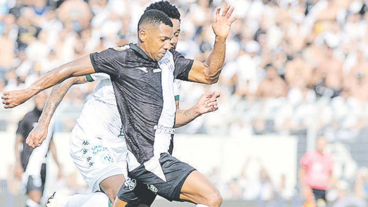Jean Dias e Lucas Rafael disputam a bola no lance do pênalti polêmico 