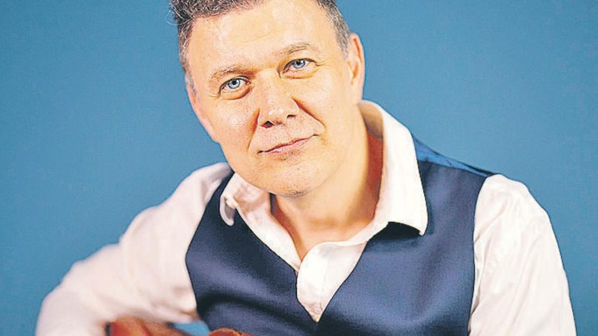 A apresentação do cantor João Suplicy terá canções e histórias curiosas sobre a carreira e vida do compositor Chico Buarque (Divulgação)