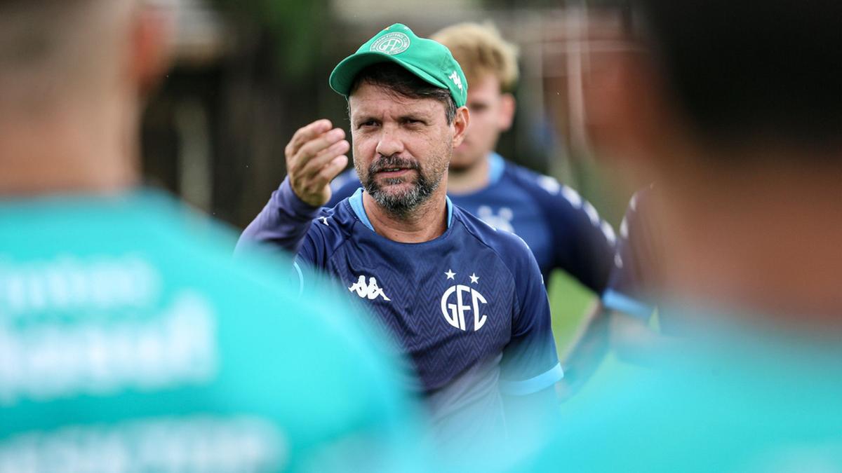 O técnico Maurício Souza terá de alterar a defesa em razão de suspensão e lesão (Raphael Silvestre\Guarani FC)